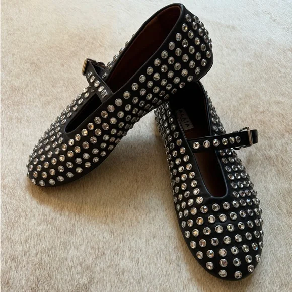 【関税&送料込】Alaia Ballerinas With Rhinestones Embellished leather ballet flats in black - Alaia | Mytheresa
